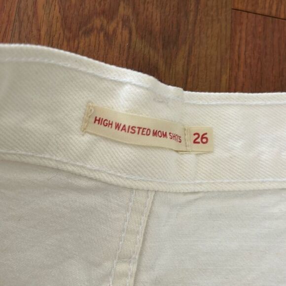 Levi's white high waisted Mom shorts size 26 distressed - Picture 3 of 5